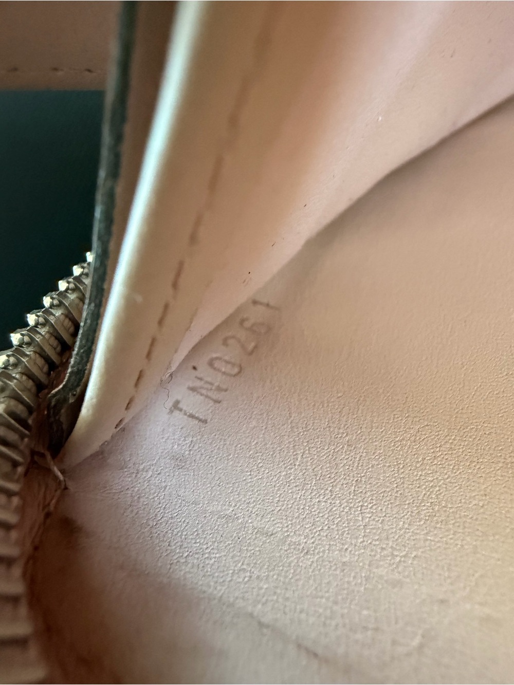 Louis Vuitton Blush Mahina Monogram Zippy - Picture 4 of 11